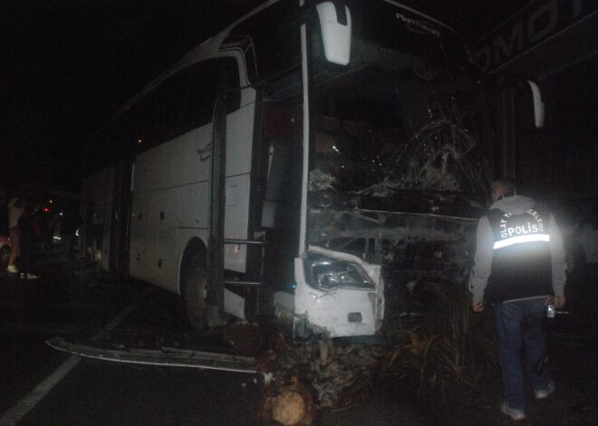 Antalya’da otobüs çarptığı otomobili sürükledi: 1 ölü