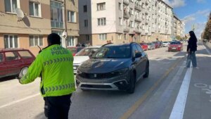 eskisehirde otomobilin carptigi yasli kadinin hayati tehlikesi var bWX9ADE2.jpg