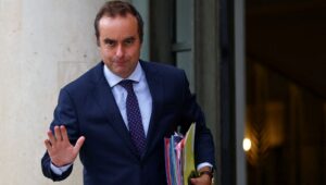 fransada tartismali emeklilik reformu askiya aliniyor B7uggc6J.jpg